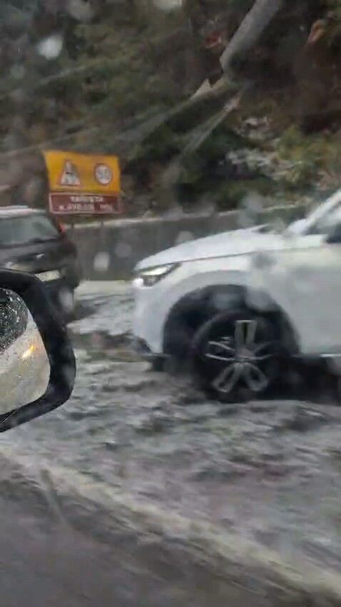 Bursa'yı dolu vurdu! Sürücüler zor anlar yaşadı Bursa'da dolu vurdu! Sürücüler zor anlar yaşadı - 2. Resim