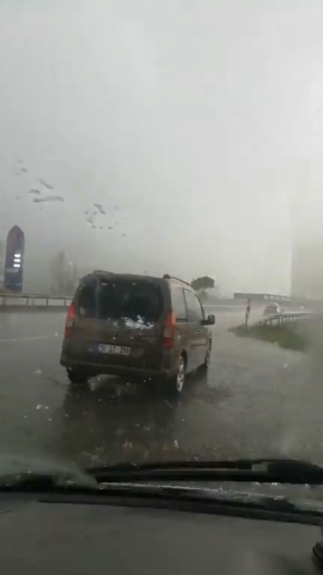 Bursa'yı dolu vurdu! Sürücüler zor anlar yaşadı Bursa'da dolu vurdu! Sürücüler zor anlar yaşadı - 1. Resim