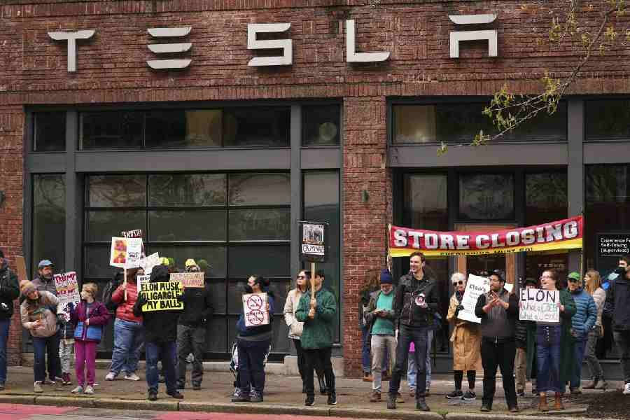Elon Musk’a öfke çığ gibi: ABD ve Avrupa’da Tesla Showroom’ları protestocularla doldu! - 2. Resim