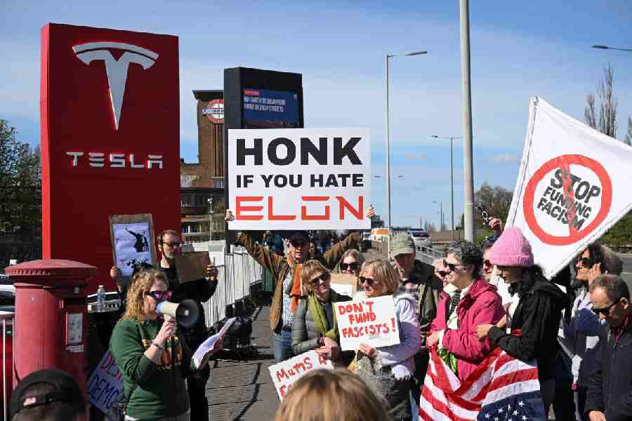 Elon Musk’a öfke çığ gibi: ABD ve Avrupa’da Tesla Showroom’ları protestocularla doldu! - 3. Resim