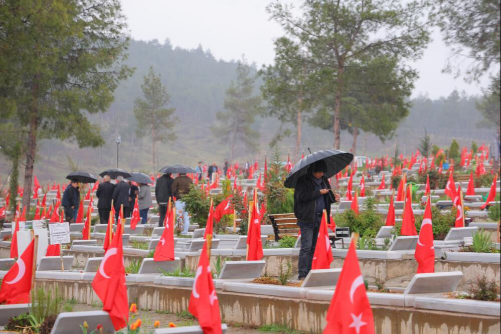 Her bayram aynı hüznü yaşıyorlar! 'Hayatımız ziyan oldu' diyerek ağladılar Her bayram aynı hüznü yaşıyorlar! 'Hayatımız ziyan oldu' diyerek ağladılar - 1. Resim