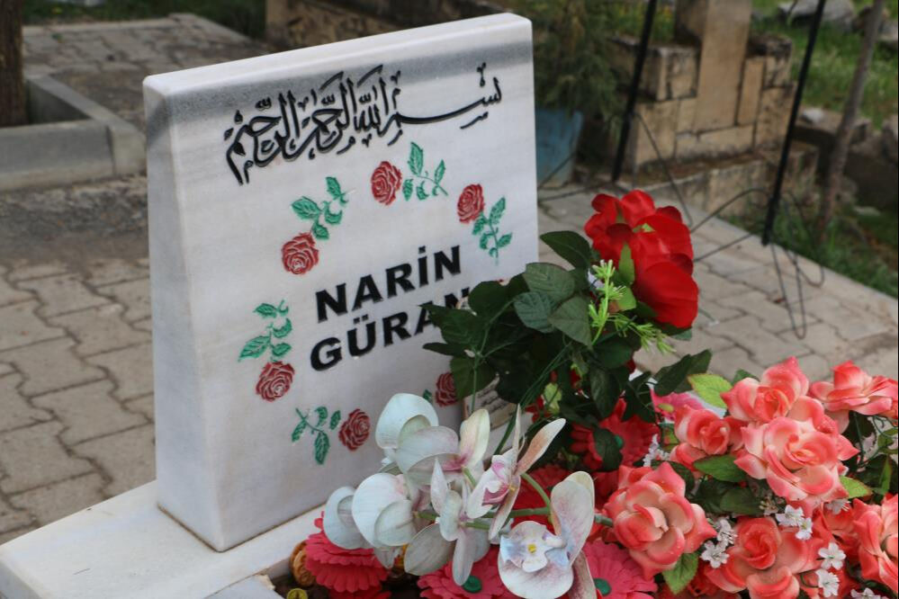 Narin Güran'ın mezarını ziyaret eden arkadaşları şeker bıraktı - 3. Resim