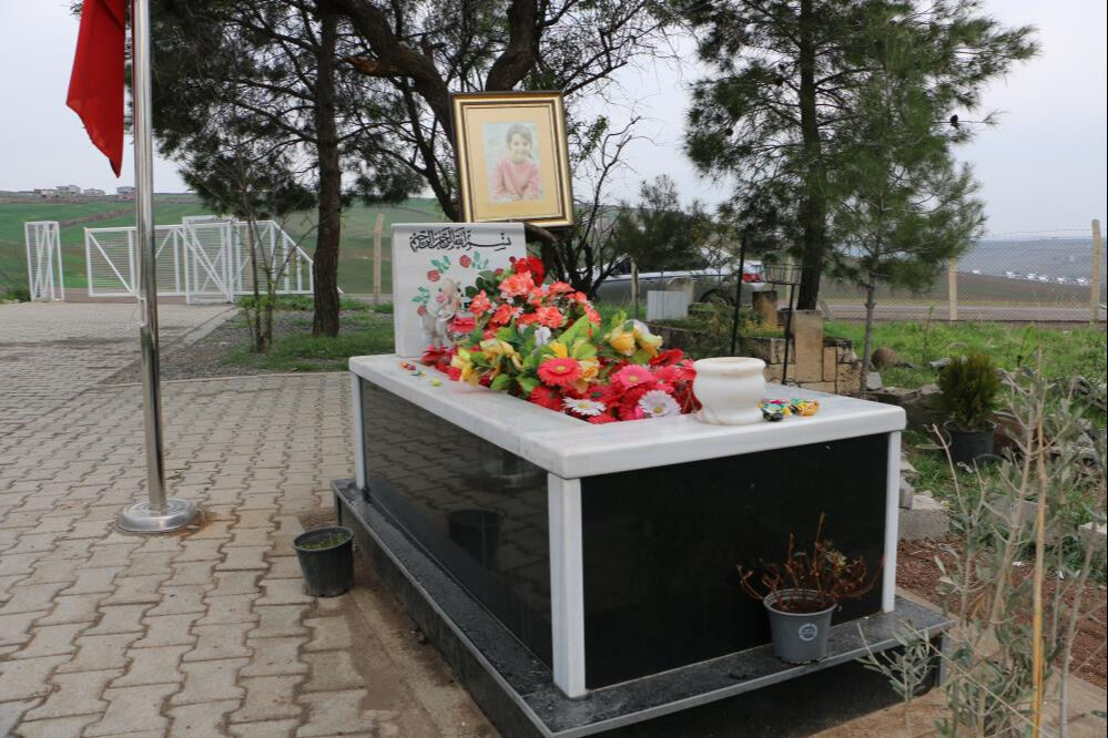 Narin Güran'ın mezarını ziyaret eden arkadaşları şeker bıraktı - 2. Resim