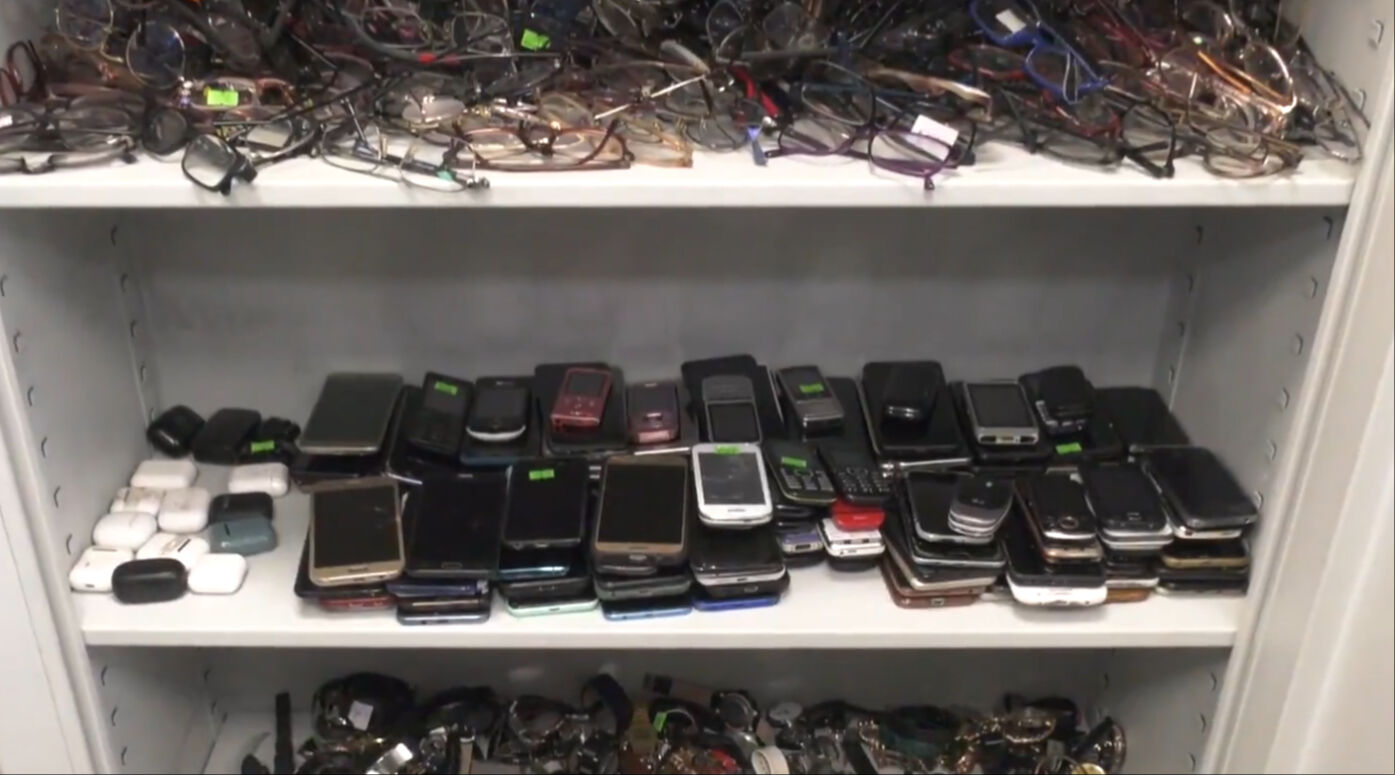 Telefon, tablet, saat, gitar... Neler var neler! Hepsi açık artırmayla satışa çıkarılacak - 3. Resim