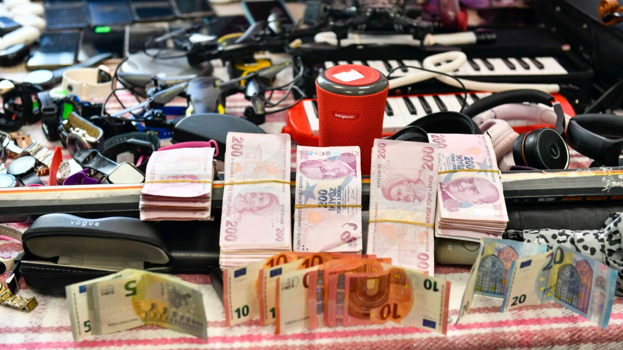 Telefon, tablet, saat, gitar... Neler var neler! Hepsi açık artırmayla satışa çıkarılacak - 2. Resim