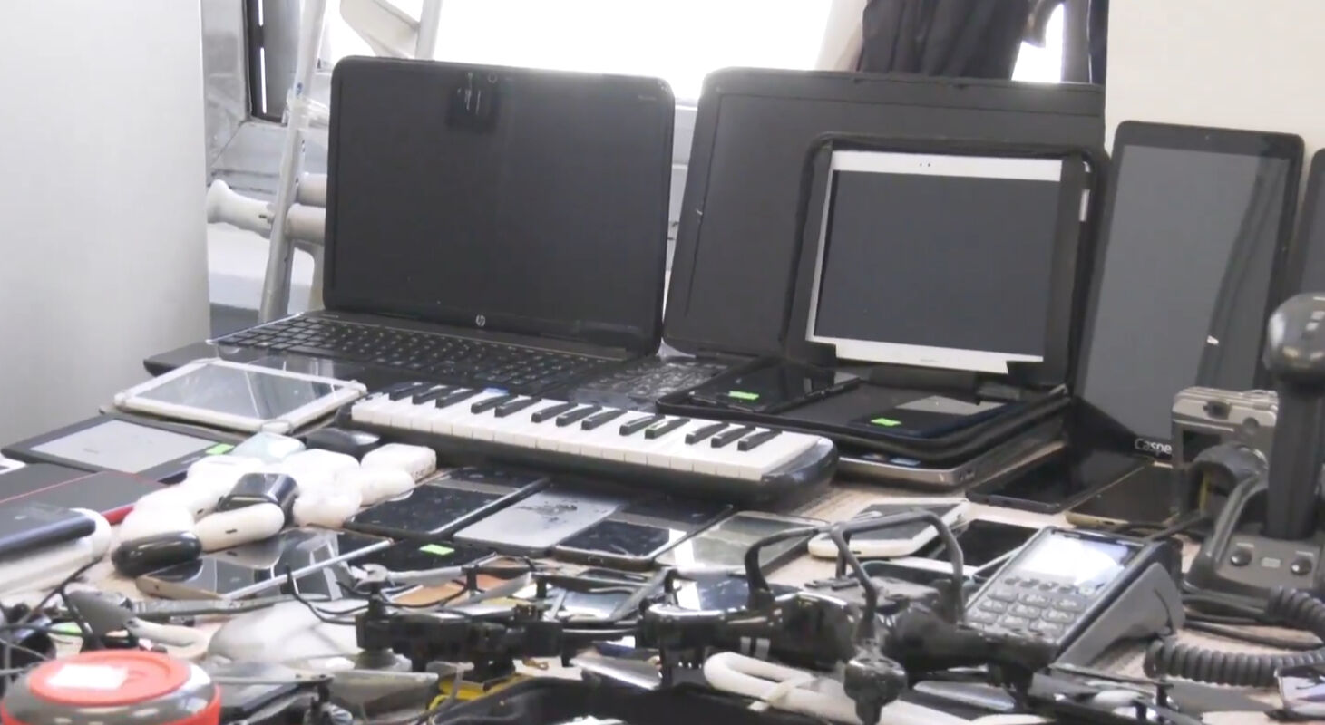 Telefon, tablet, saat, gitar... Neler var neler! Hepsi açık artırmayla satışa çıkarılacak - 1. Resim