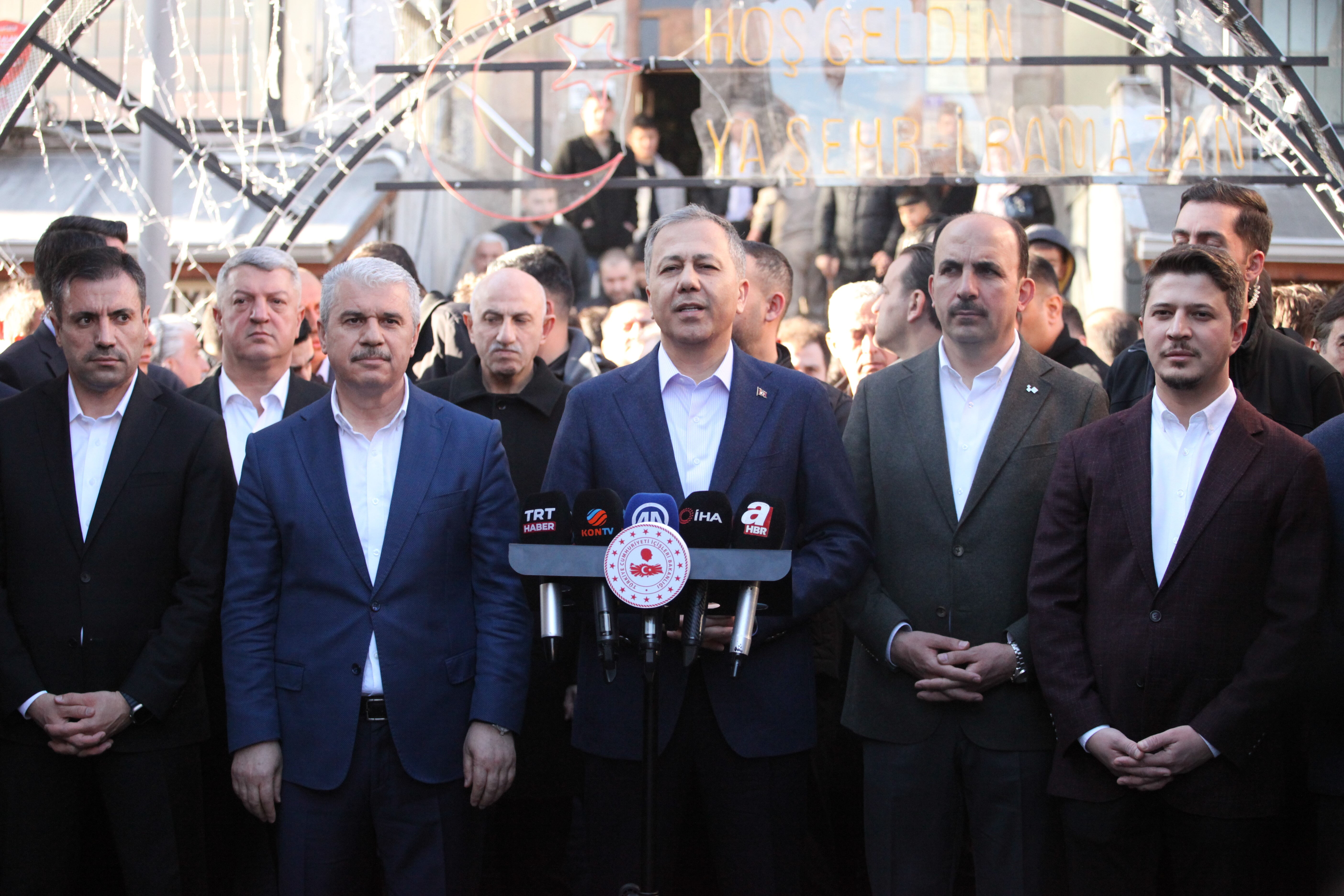 Vatandaşlar akın akın camilere koştu: Yurtta bayram coşkusu - 7. Resim