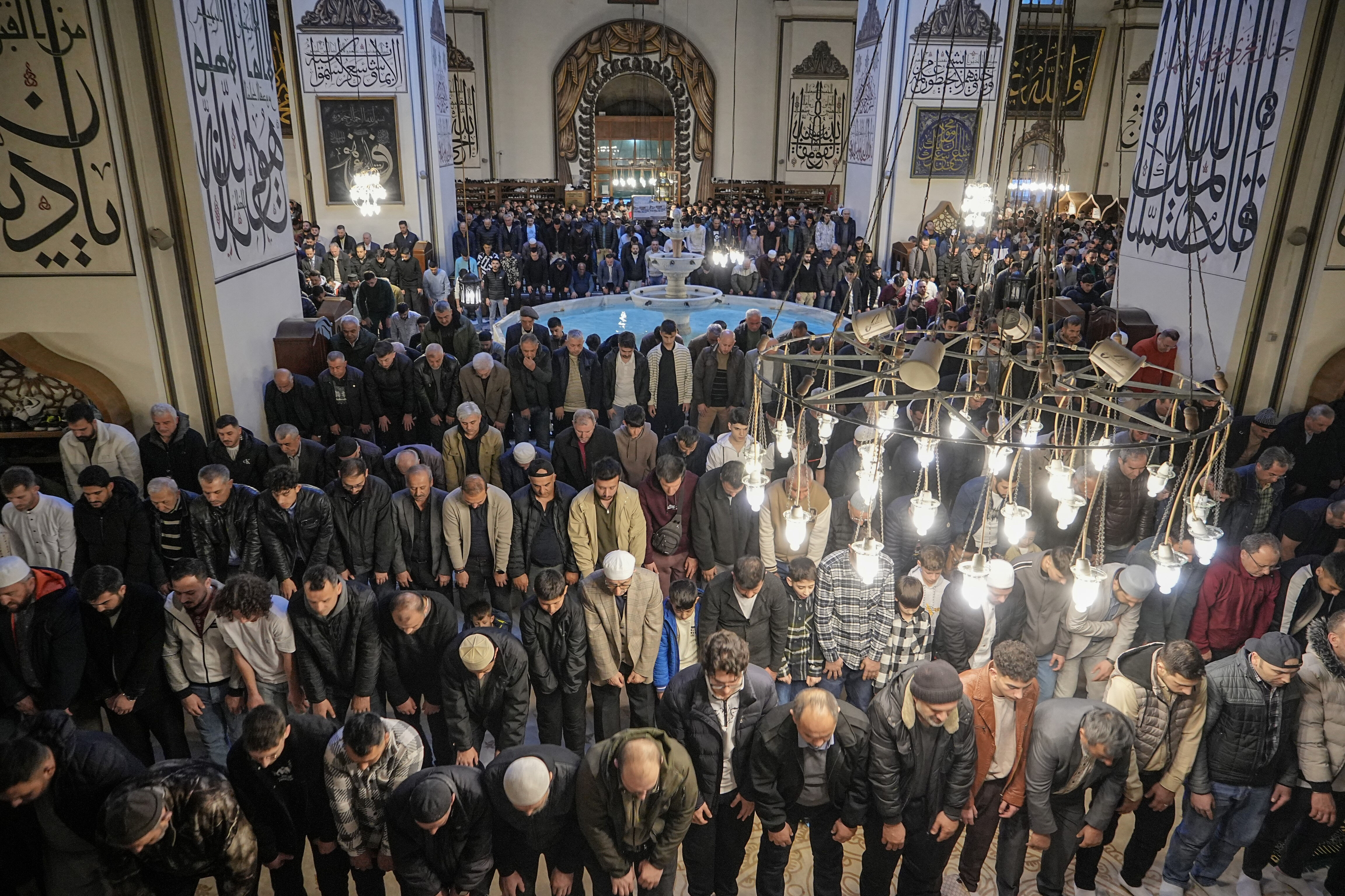 Vatandaşlar akın akın camilere koştu: Yurtta bayram coşkusu - 3. Resim