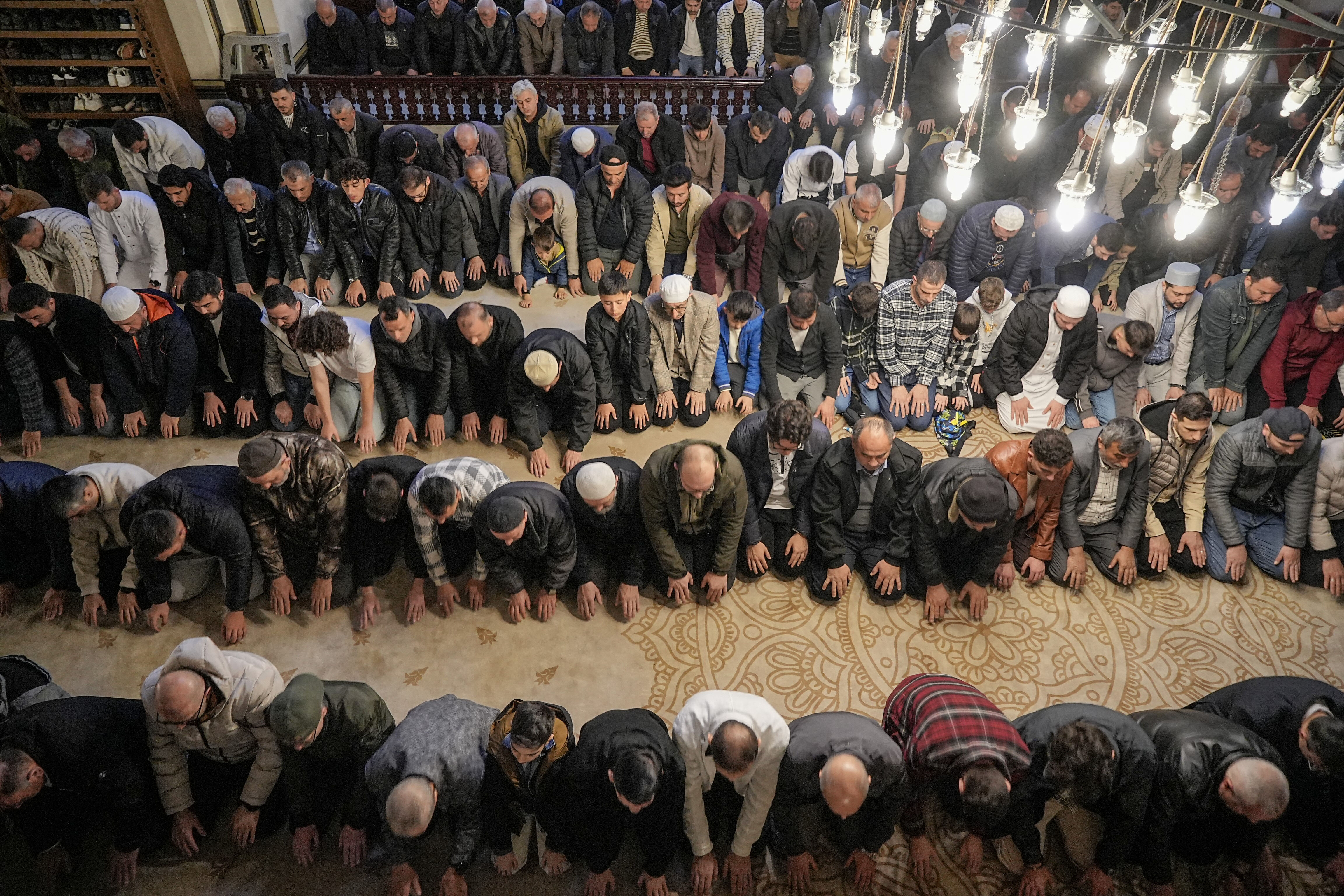 Vatandaşlar akın akın camilere koştu: Yurtta bayram coşkusu - 4. Resim