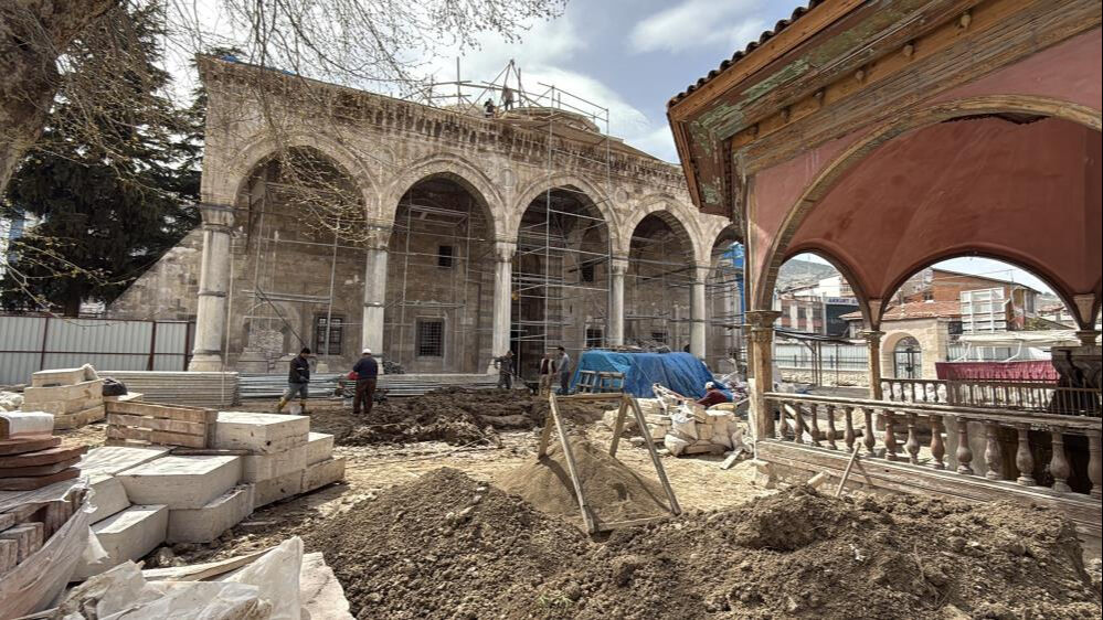540 yıllık cami restorasyonunda tarihi mezar kalıntıları ortaya çıktı 540 yıllık cami restorasyonunda tarihi mezar kalıntıları ortaya çıktı - 1. Resim