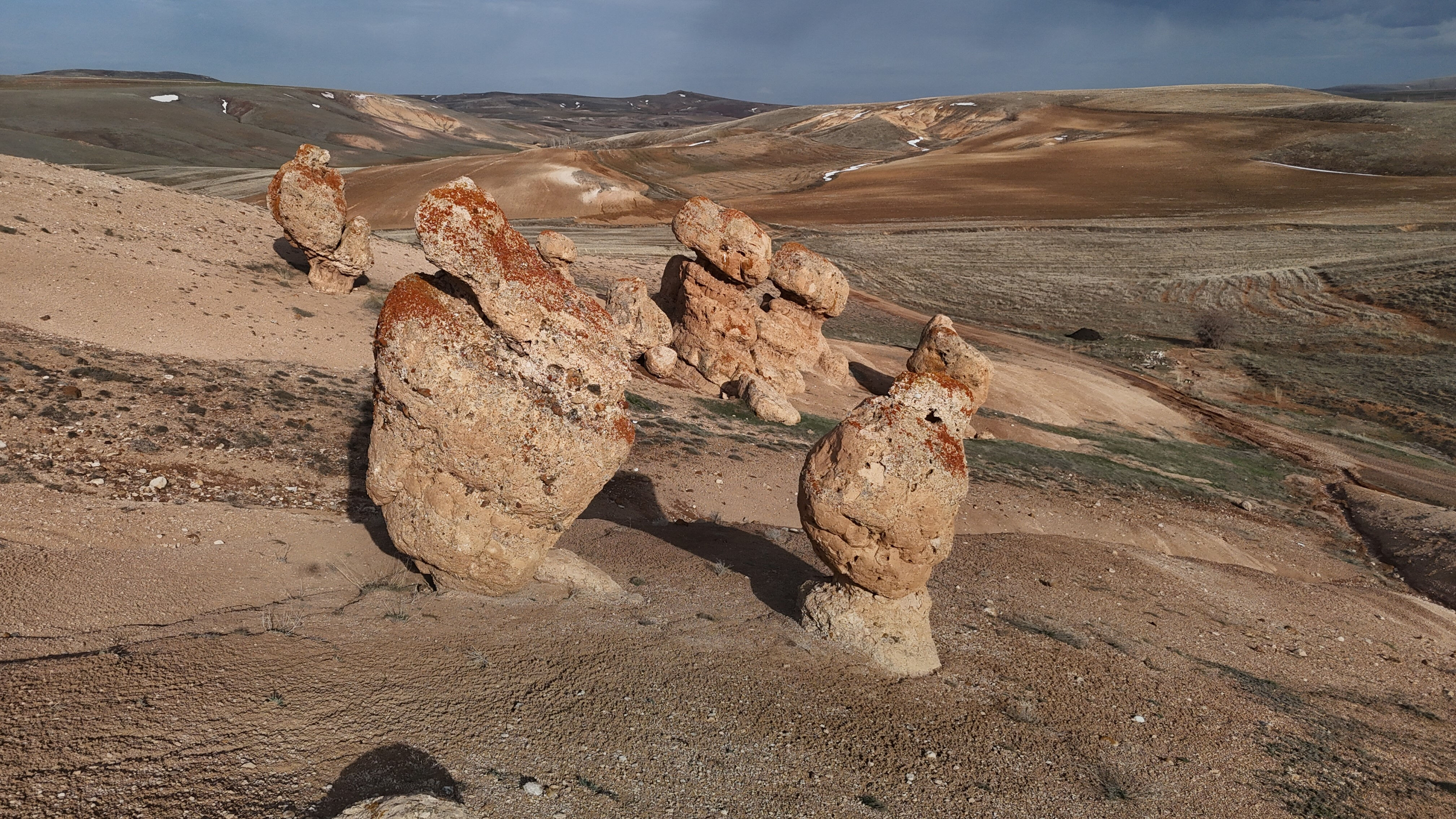 Bozkırın ortasında esrarengiz taşlar: Anlatılan rivayet duyanları şaşkına çevirdi - 3. Resim
