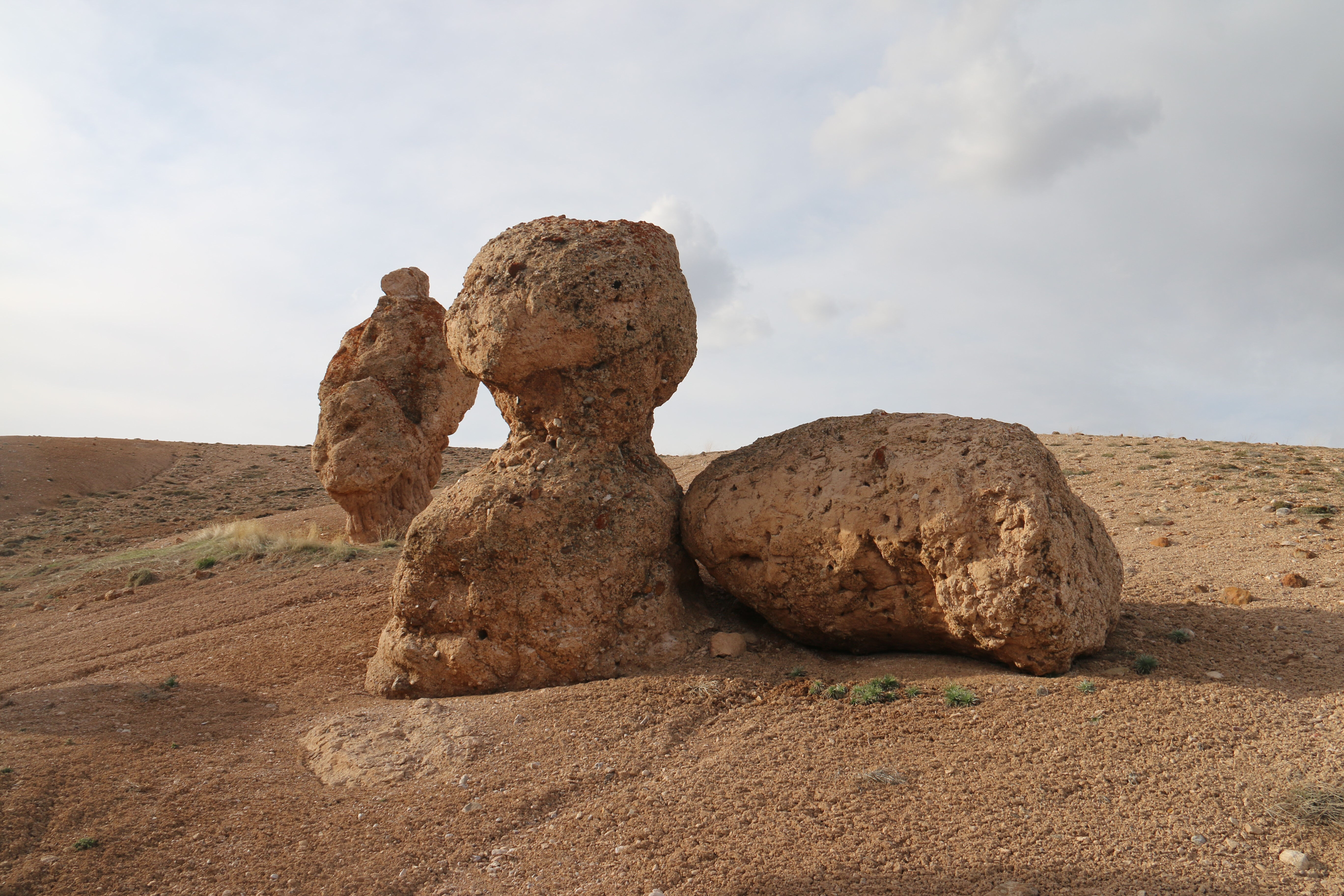 Bozkırın ortasında esrarengiz taşlar: Anlatılan rivayet duyanları şaşkına çevirdi - 2. Resim