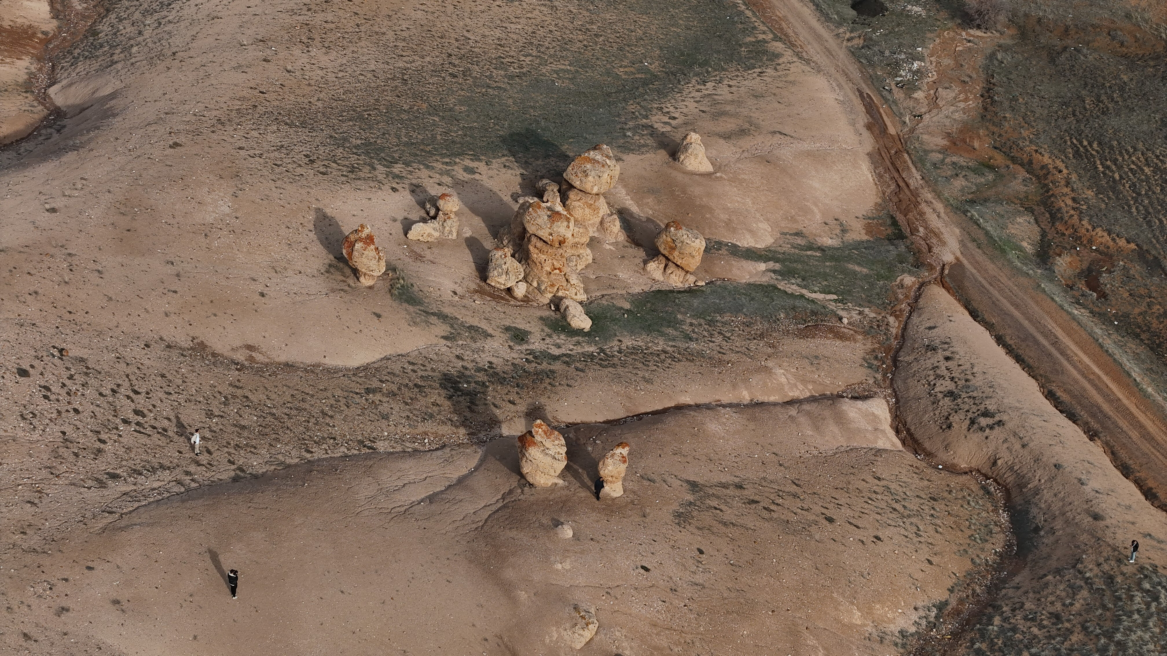 Bozkırın ortasında esrarengiz taşlar: Anlatılan rivayet duyanları şaşkına çevirdi - 4. Resim