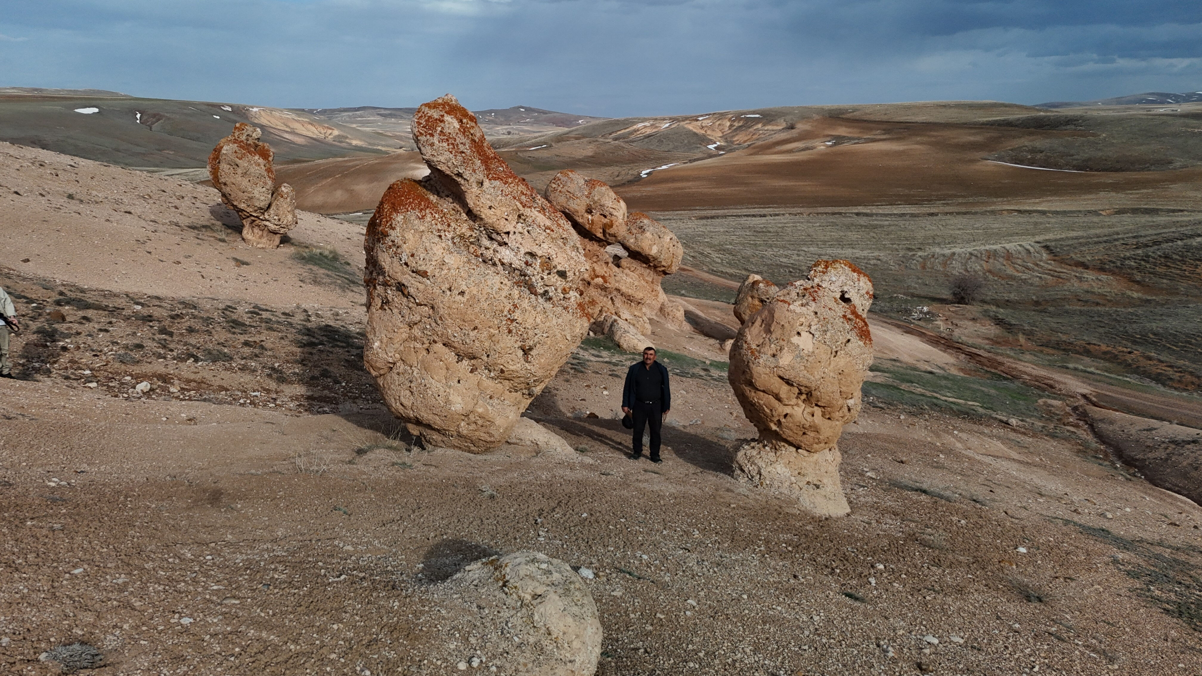 Bozkırın ortasında esrarengiz taşlar: Anlatılan rivayet duyanları şaşkına çevirdi - 1. Resim