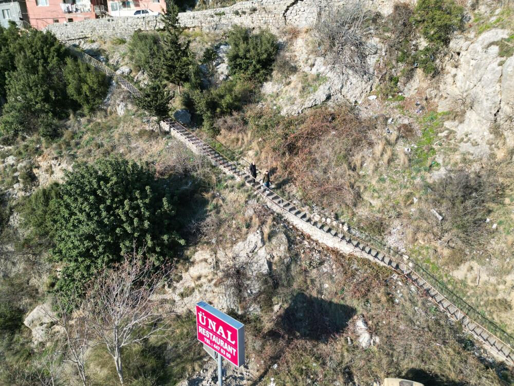 Burada oturmak çok zor! Her gün 107 basamaklı merdiveni çıkıp iniyorlarv - 1. Resim