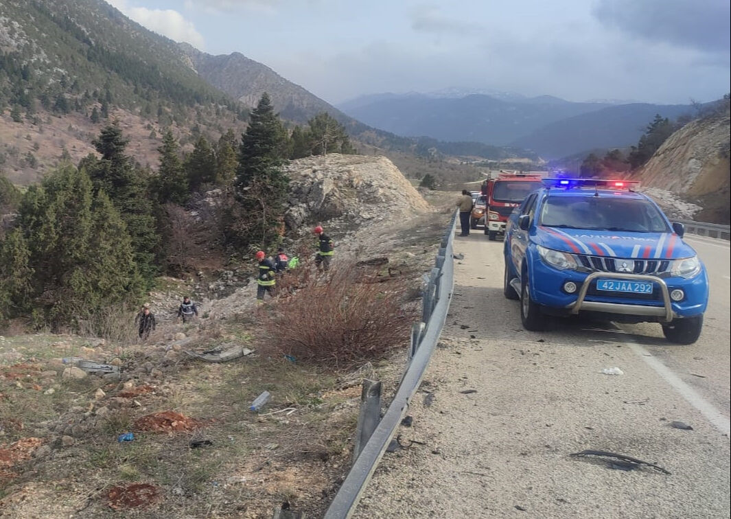 Feci kazada otomobil uçuruma devrildi! Ölü ve yaralılar var - 1. Resim