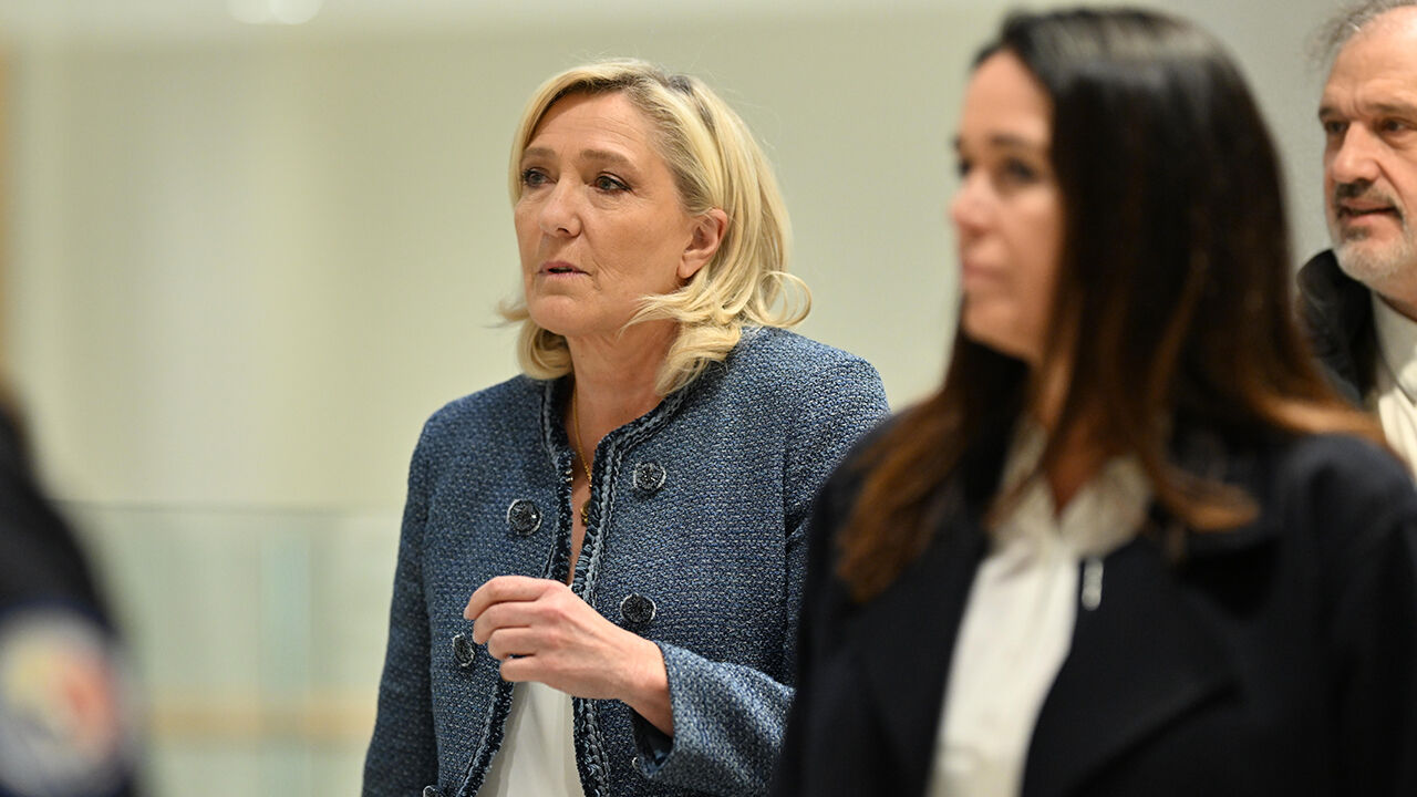 Fransa'yı sarsan olay! Le Pen 'yolsuzluktan' suçlu bulundu Fransa'yı sarsan olay! Le Pen 'yolsuzluktan' suçlu bulundu - 1. Resim