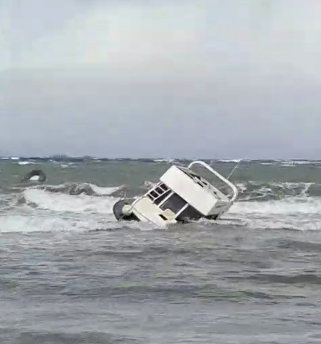 Muğla kıyılarını sert vurdu! Fırtına ağaçları devrildi, tekneyi batırdı - 3. Resim
