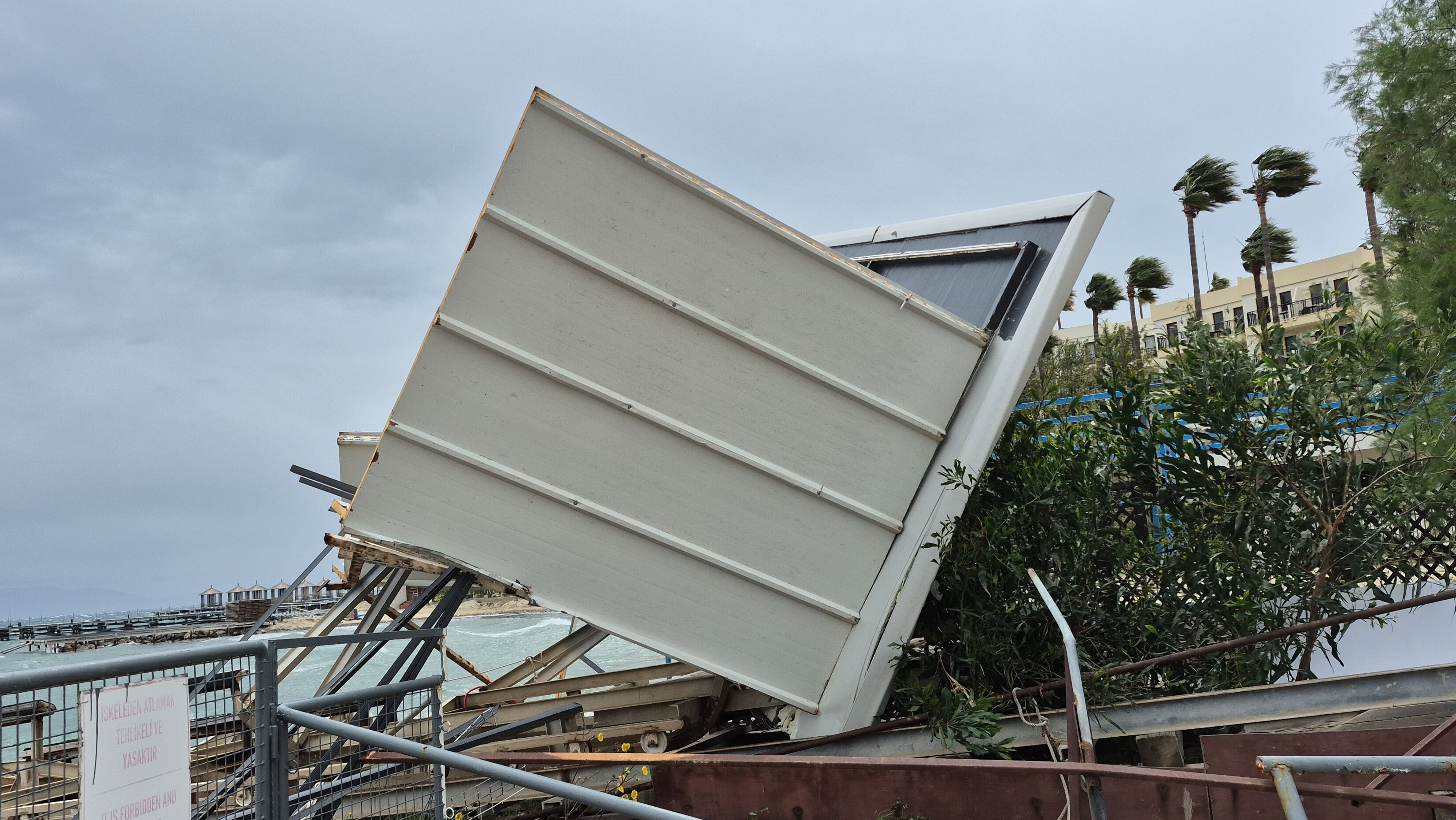 Muğla kıyılarını sert vurdu! Fırtına ağaçları devrildi, tekneyi batırdı - 2. Resim