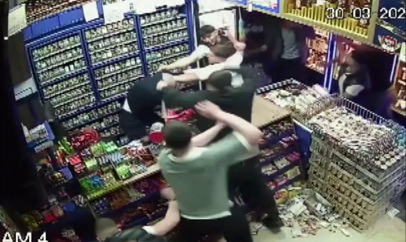 Tekel bayisi değil savaş alanı! Bayramı kana buladılar... O anlar kamerada - 1. Resim