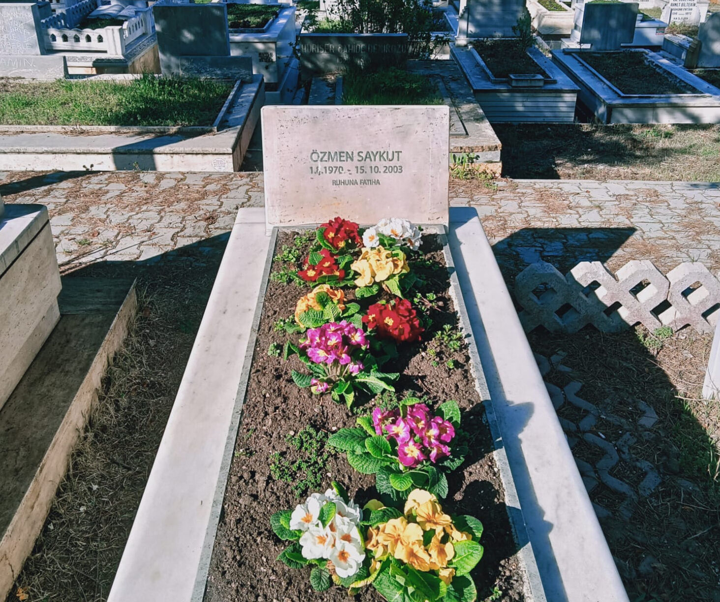 Babasının mezarında şok yaşadı! Erdal Beşikçioğlu'nun Behzat Ç. dizisi için izin almadan değiştirmişler - 2. Resim