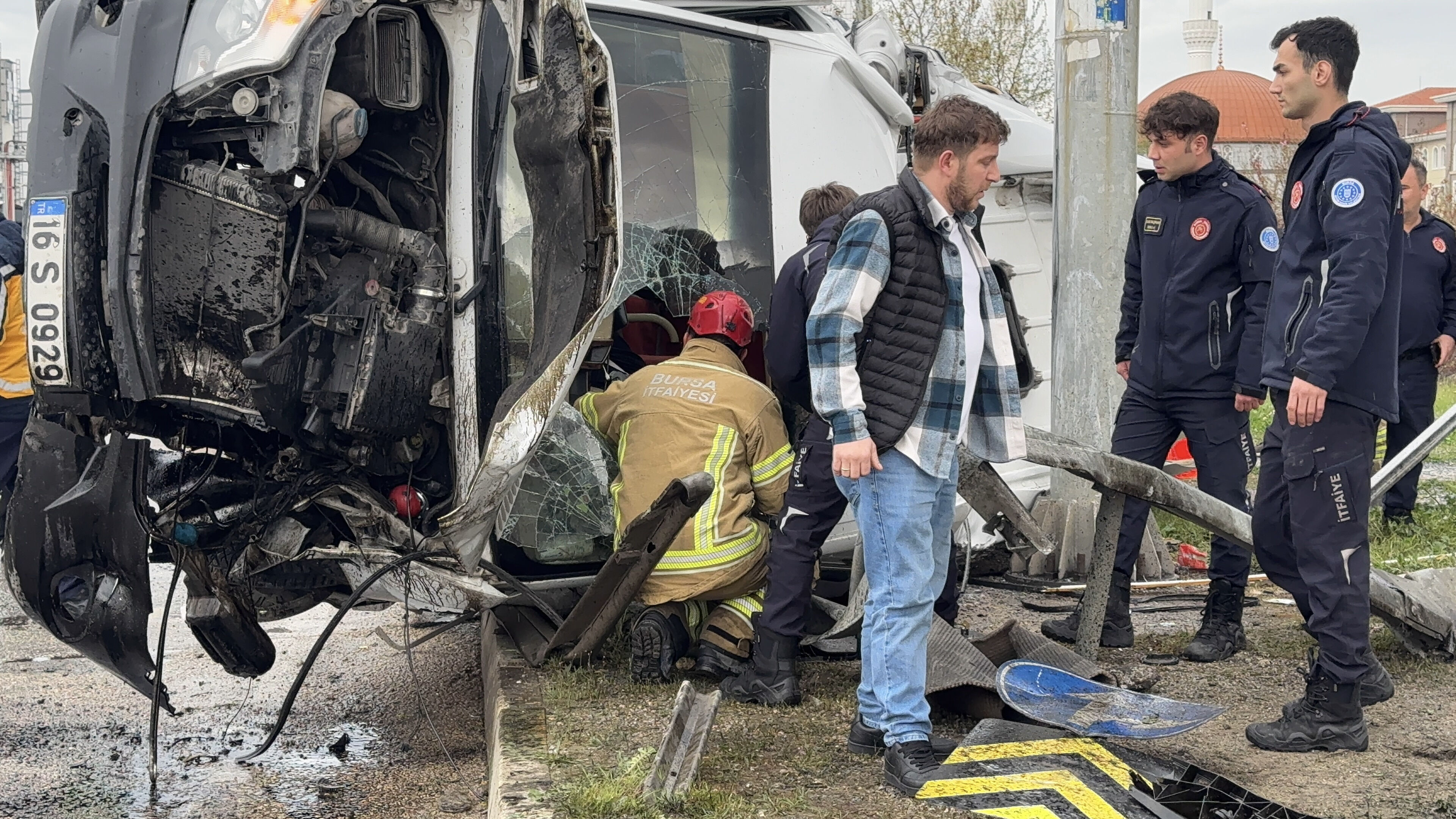 Bursa'da servis minibüsü kaza yaptı! Ölü ve yaralılar var Bayram dönüşü feci kaza! Ölü ve yaralılar var - 1. Resim