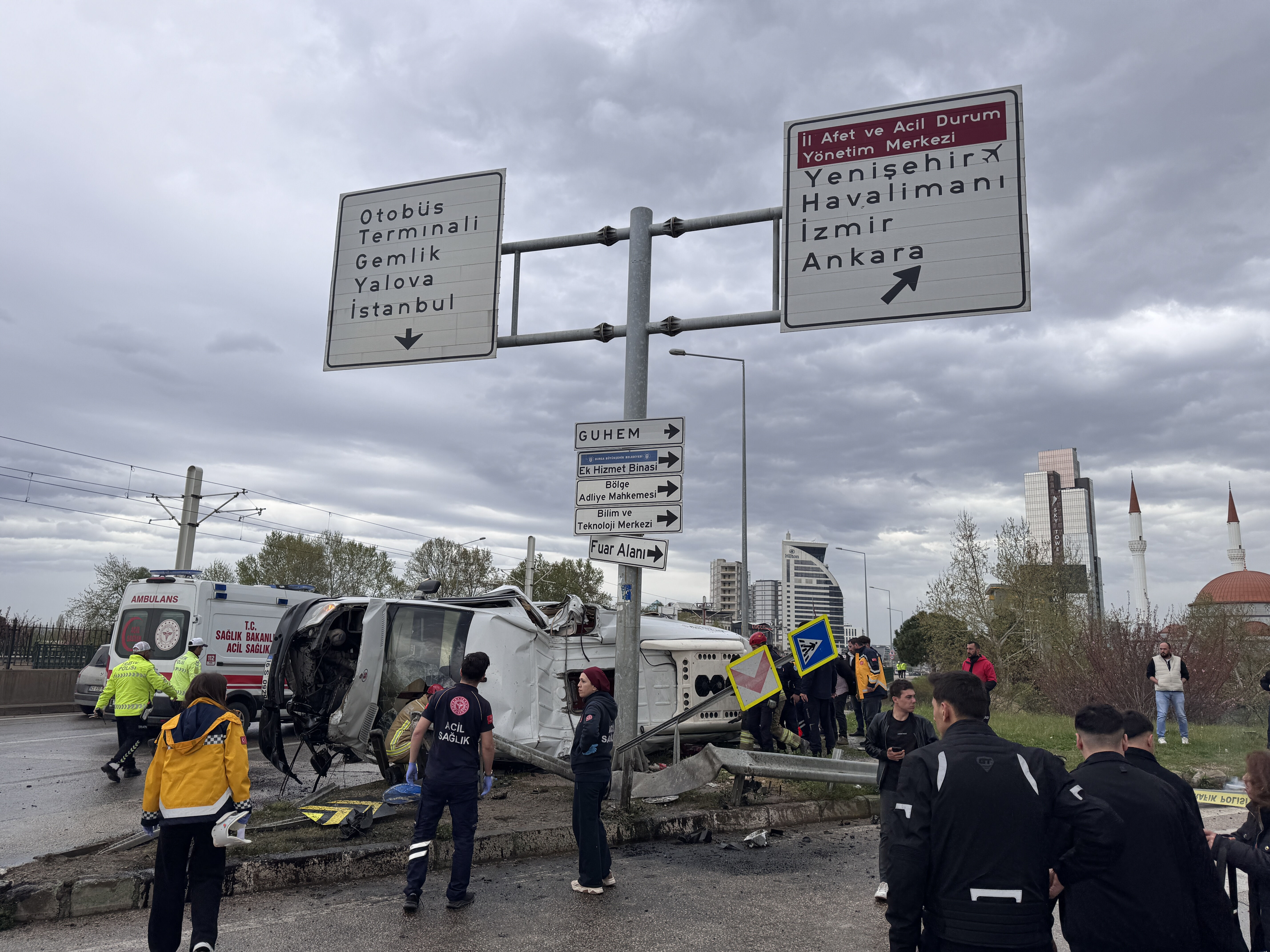 Bursa'da servis minibüsü kaza yaptı! Ölü ve yaralılar var Bayram dönüşü feci kaza! Ölü ve yaralılar var - 2. Resim