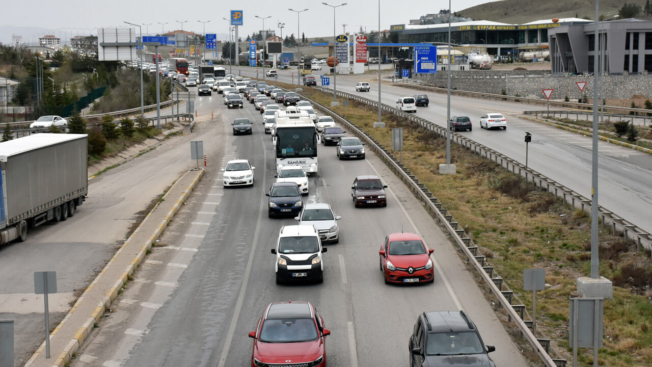 Bayram tatili dönüşü başladı, 43 ilin geçiş güzergahında trafik kilitlendi! - 2. Resim
