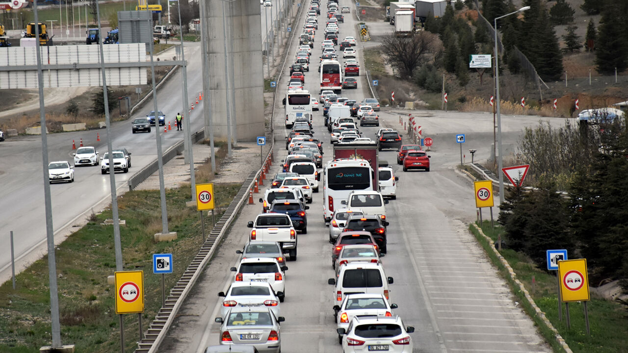 Bayram tatili dönüşü başladı, 43 ilin geçiş güzergahında trafik kilitlendi! - 1. Resim