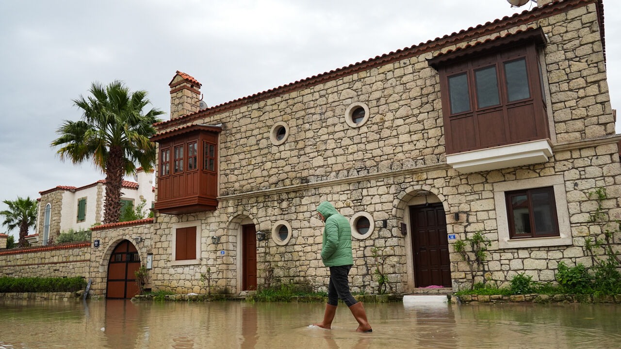 Sağanak İzmir Çeşme'yi vurdu, otelleri su bastı - 2. Resim