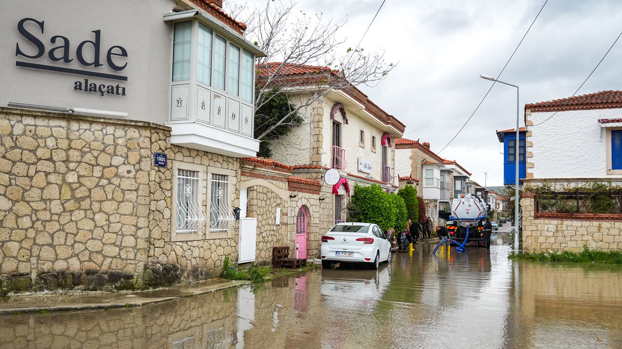 Sağanak İzmir Çeşme'yi vurdu, otelleri su bastı - 1. Resim