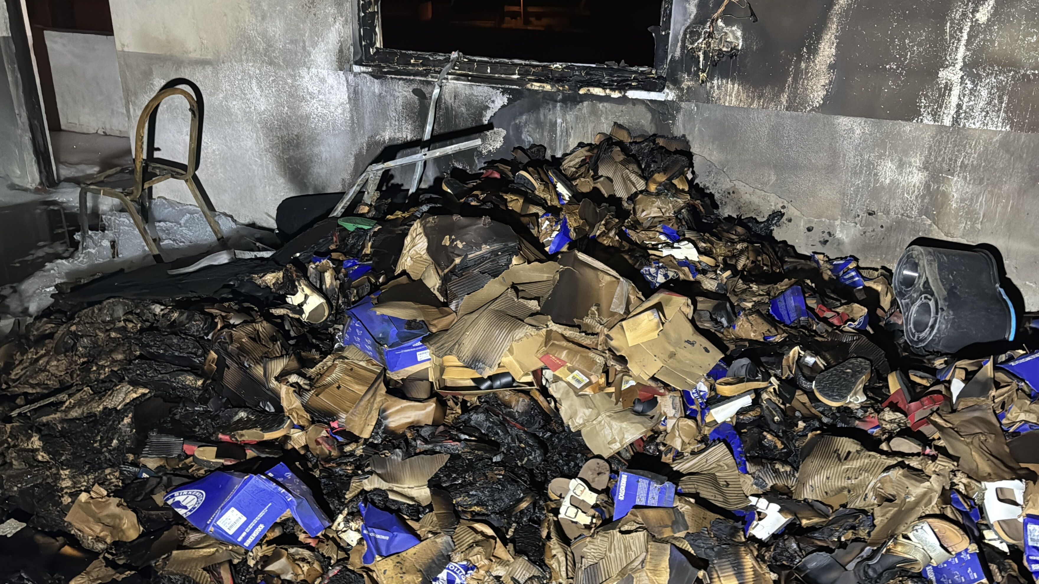 Siirt'te terlik fabrikası yandı, 11 kişi hastanelik oldu Siirt'te terlik fabrikası yandı, 11 kişi hastanelik oldu - 2. Resim