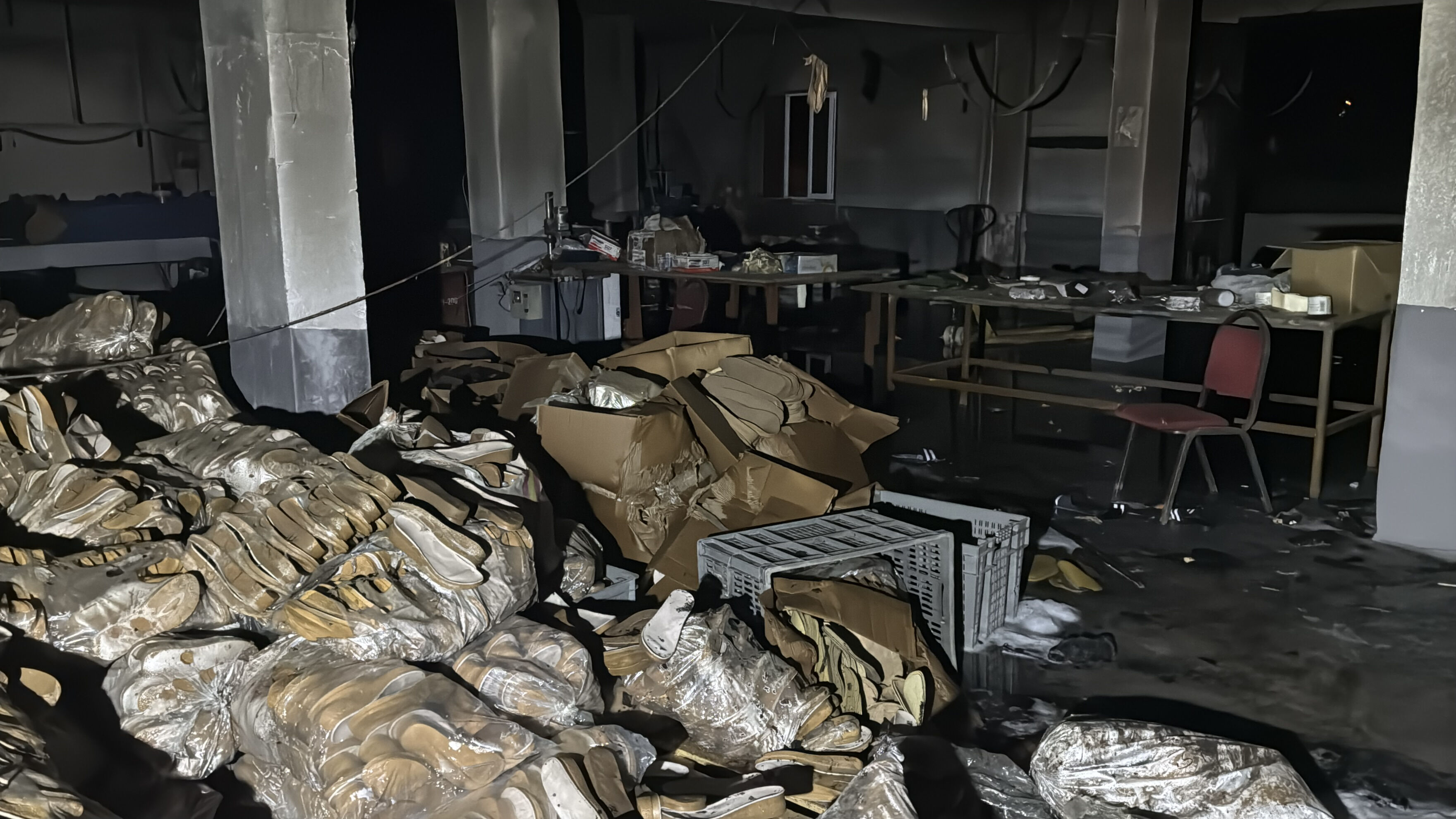 Siirt'te terlik fabrikası yandı, 11 kişi hastanelik oldu Siirt'te terlik fabrikası yandı, 11 kişi hastanelik oldu - 1. Resim