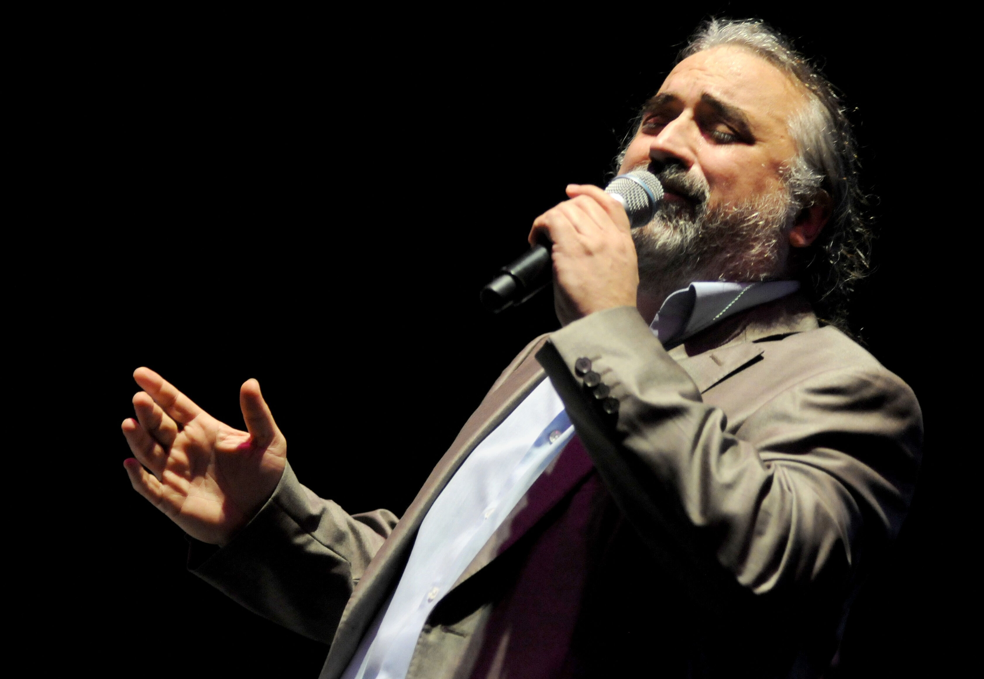 Volkan Konak'a veda! Eşi ve kızı tabuta sarılıp feryat etti: Bize bunu nasıl yaptın? - 1. Resim