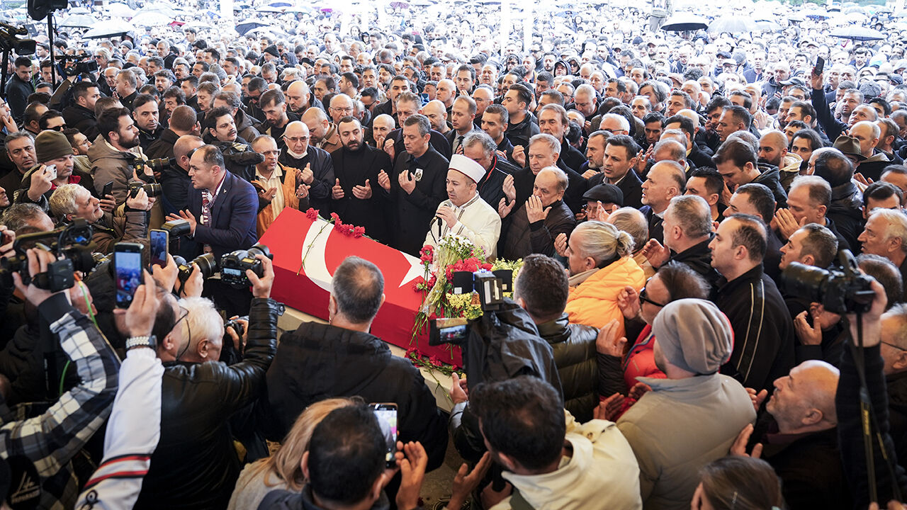 Volkan Konak'a veda! Eşi ve kızı tabuta sarılıp feryat etti: Bize bunu nasıl yaptın? - 3. Resim