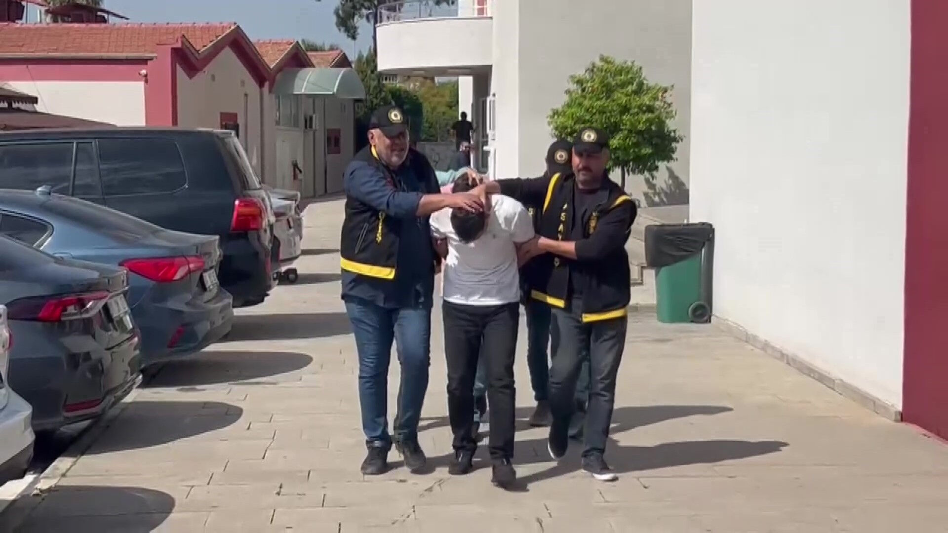 Adana’da iş yerine silahlı saldırı! Nedeni ise kan dondurdu Adana’da iş yerine silahlı saldırı! Nedeni ise kan dondurdu - 1. Resim