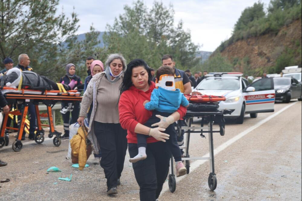 Adana'da katliam gibi kaza! 3'ü çocuk 5 ölü, 10 yaralı Adana'da katliam gibi kaza! 3'ü çocuk 5 ölü, 10 yaralı - 2. Resim