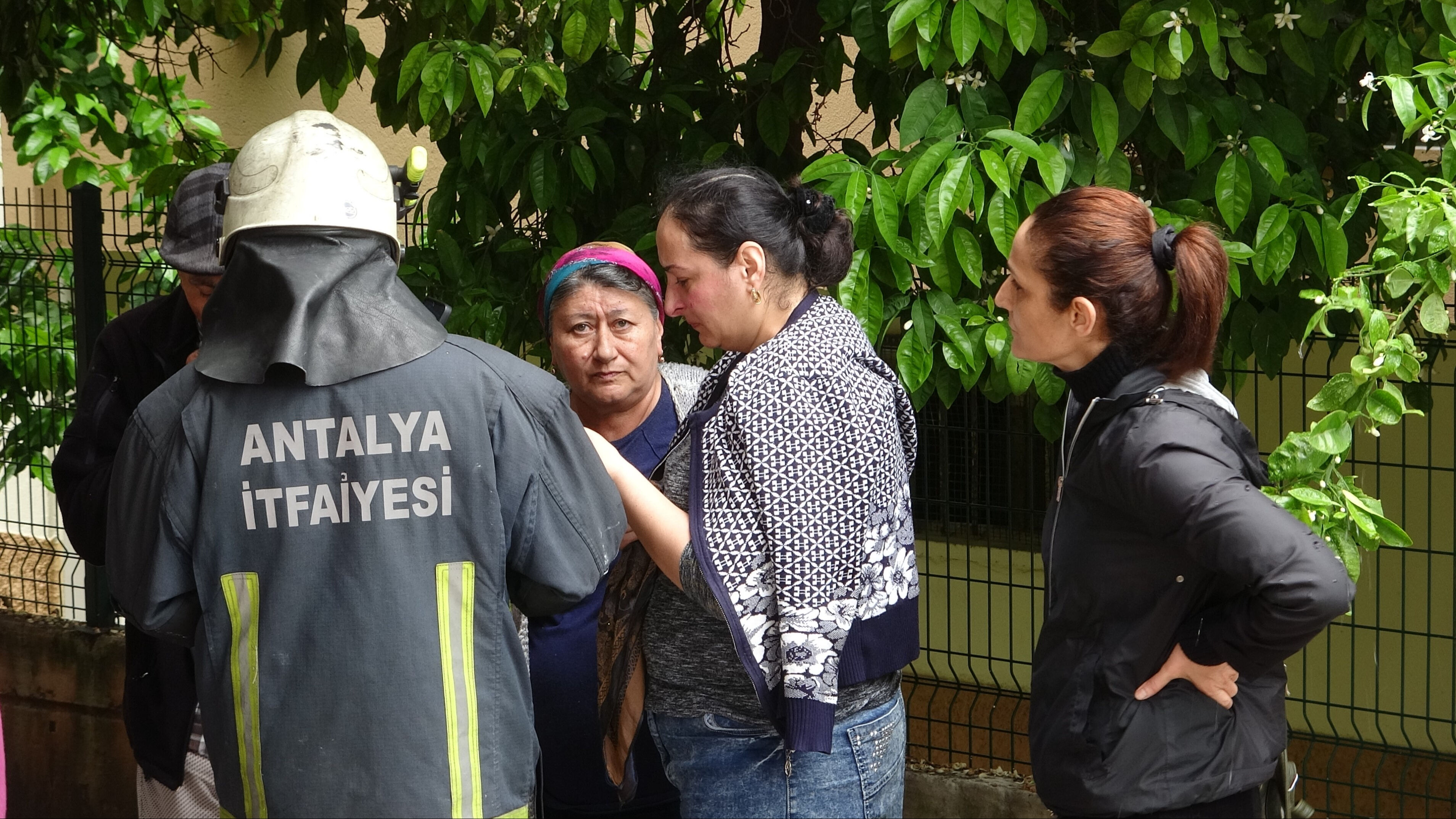 Antalya’da korku dolu anlar! Çamaşır makinesinden yangın çıktı Antalya’da korku dolu anlar! Çamaşır makinesinden yangın çıktı - 2. Resim