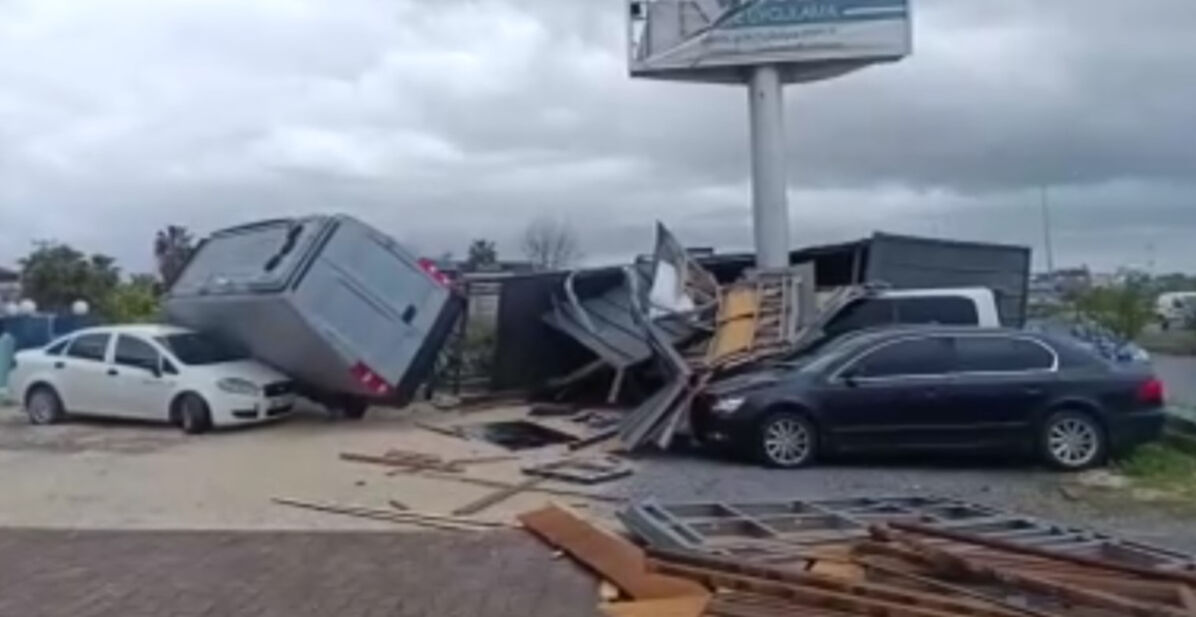 Antalya'da ortalık savaş alanına döndü! Hortum bungalovu sürükledi, karavan araçların üzerine uçtu Antalya'da ortalık savaş alanına döndü! Hortum bungalovu sürükledi, karavan araçların üzerine uçtu - 2. Resim