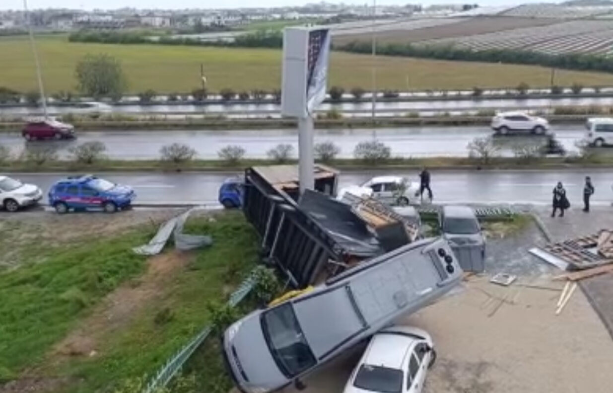 Antalya'da ortalık savaş alanına döndü! Hortum bungalovu sürükledi, karavan araçların üzerine uçtu Antalya'da ortalık savaş alanına döndü! Hortum bungalovu sürükledi, karavan araçların üzerine uçtu - 1. Resim