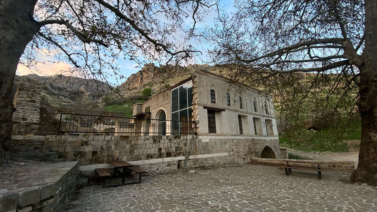 Ata yadigarı camiye ayakkabıyla giriyorlar! Diyarbakır'da 5 asırlık Atak Ulu Cami kimsesizliğe terk edildi Ata yadigarı camiye ayakkabıyla giriyorlar! Diyarbakır'da 5 asırlık Atak Ulu Cami kimsesizliğe terk edildi - 5. Resim