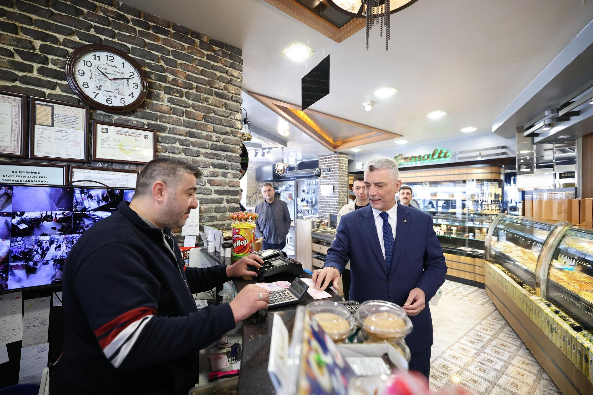 Bakan Bolat'tan esnafa ziyaret! Vatandaşlara  Bakan Bolat'tan esnafa ziyaret! Vatandaşlara