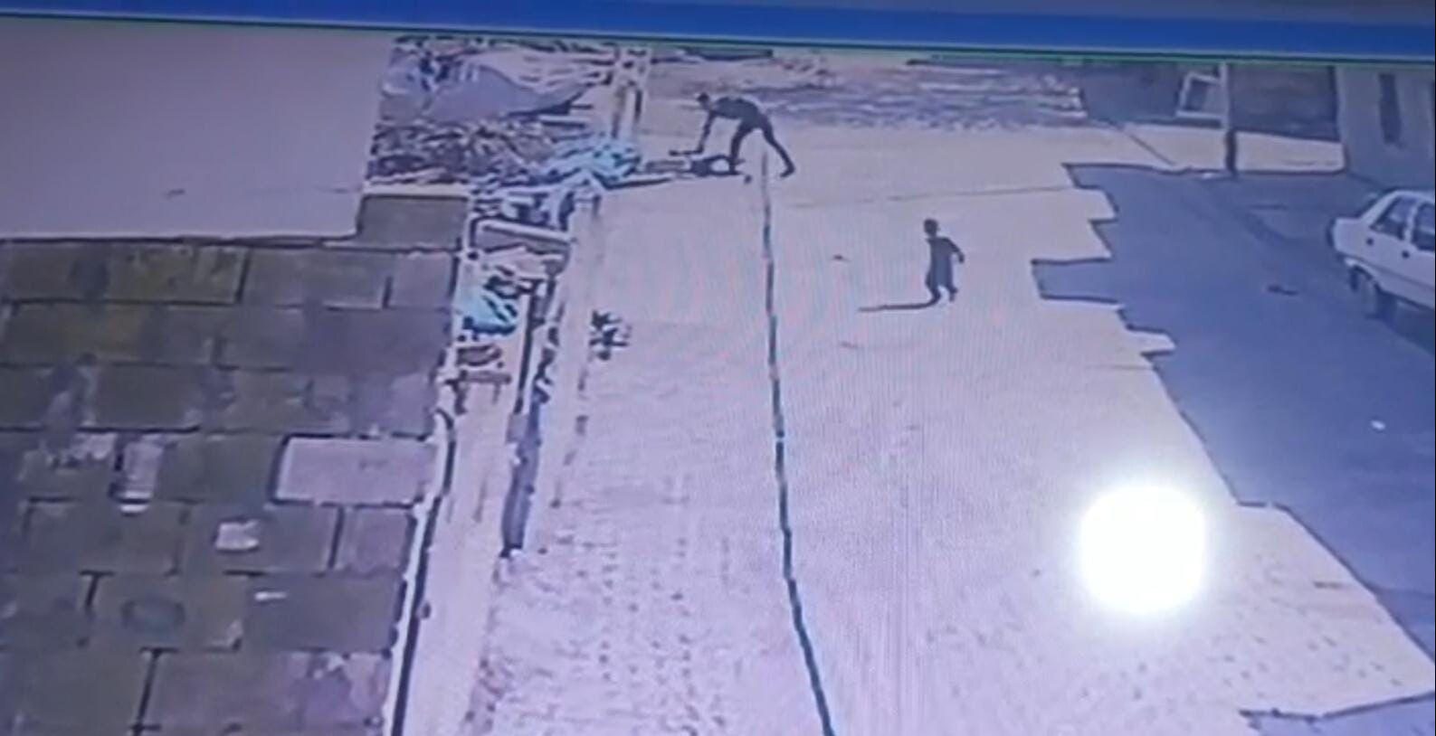 Böyle abi olmaz olsun! 3 yaşındaki kardeşini sokak ortasında darp etti - 1. Resim