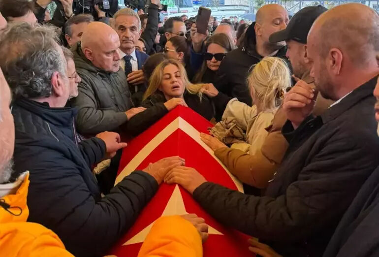 Bülent Ersoy sahnede Volkan Konak'ı andı! Söylediği o söz kısa sürede olay oldu Bülent Ersoy sahnede Volkan Konak'ı andı! Söylediği o söz kısa sürede olay oldu - 1. Resim