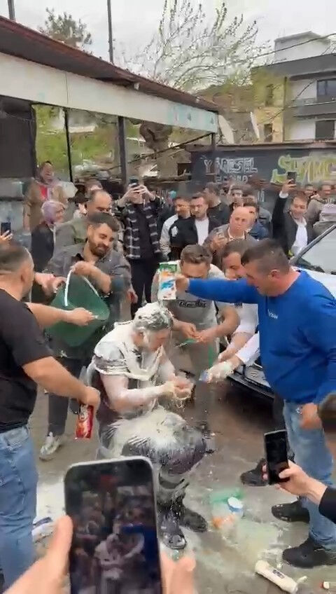 Bursa'da ilginç düğün geleneği! Damada yaptıkları hayret ettirdi Bursa'da ilginç düğün geleneği! Damada yaptıkları hayret ettirdi - 1. Resim