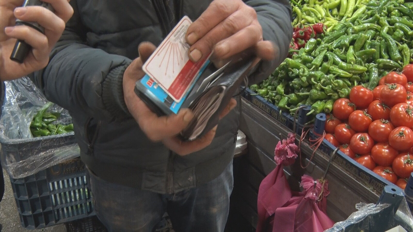 CHP'nin boykot çağrısı CHP'li esnafı isyan ettirdi! Üyelik kartını kırıp attı - 1. Resim