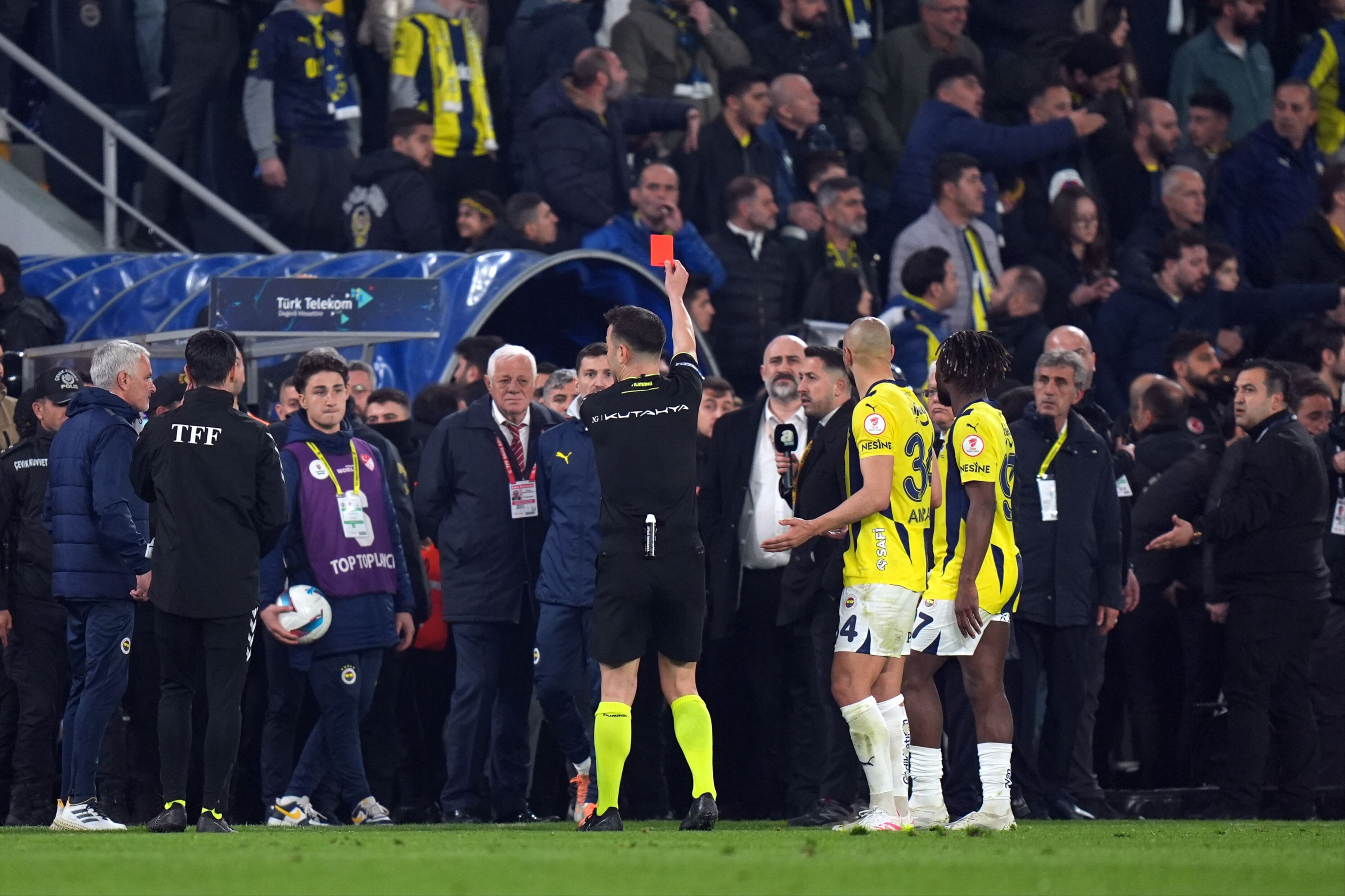 Güvenlik güçleri sahaya girdi! Yedek kulübeleri karıştı - 2. Resim