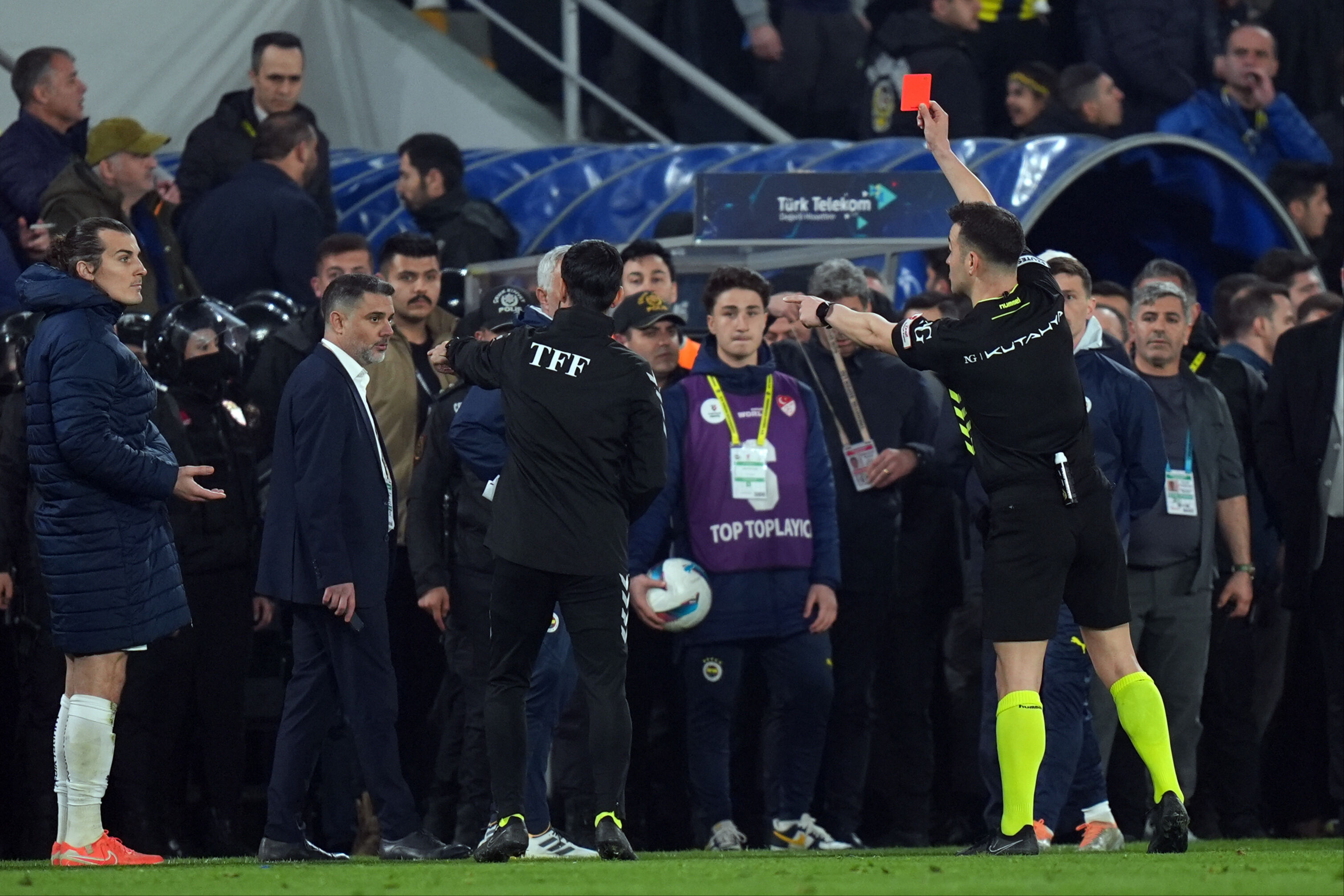 Güvenlik güçleri sahaya girdi! Yedek kulübeleri karıştı - 1. Resim