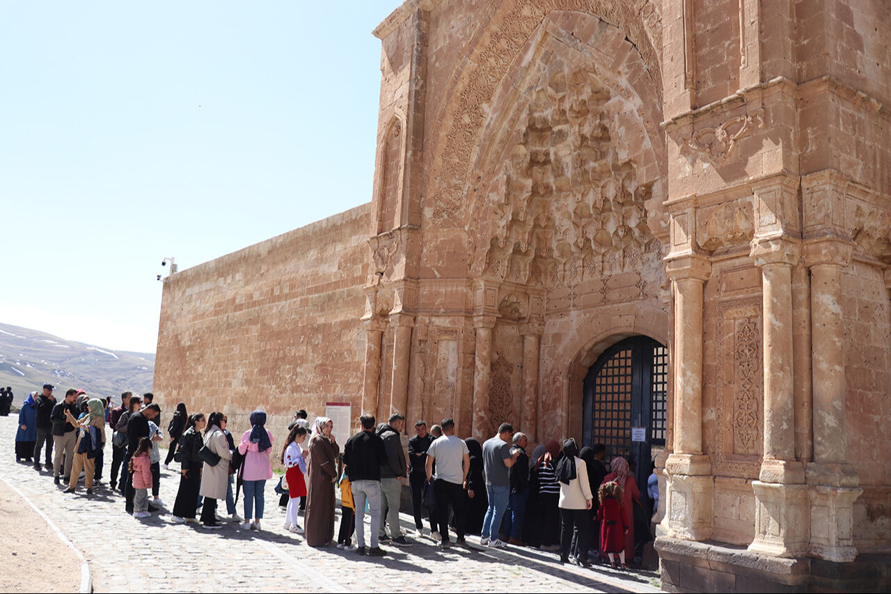 İshak Paşa Sarayı ihtişamıyla ilgi odağı! Mutlaka gezilecek yerlerin başında geliyor - 2. Resim