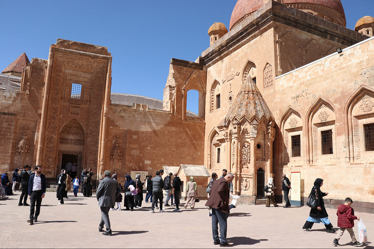 İshak Paşa Sarayı ihtişamıyla ilgi odağı! Mutlaka gezilecek yerlerin başında geliyor - 1. Resim